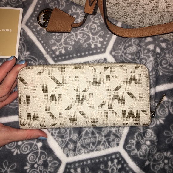 Michael Kors Wallet - Picture 4 of 7